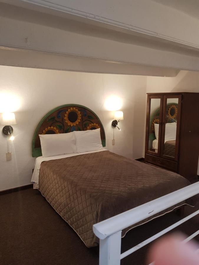 Hotel Meson Mariano Matamoros ケレタロ エクステリア 写真