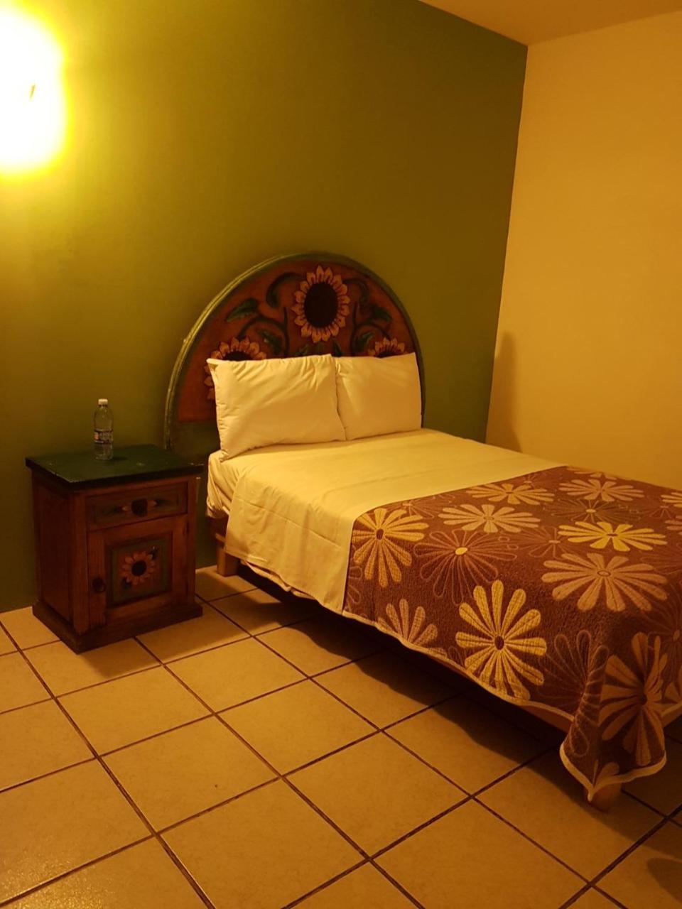 Hotel Meson Mariano Matamoros ケレタロ エクステリア 写真
